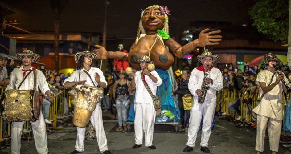 DESFILE DE MITOS Y LEYENDAS